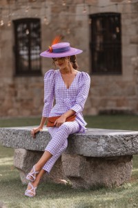 Mono de fiesta cuadro vichy lila y blanco con manga abullonada