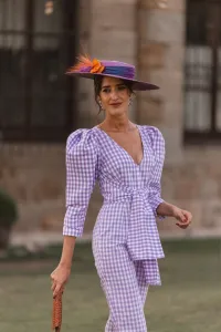 Mono de fiesta cuadro vichy lila y blanco con manga abullonada