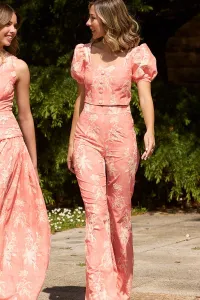 conjunto top y falda rosa claro con flores bordadas para invitadas