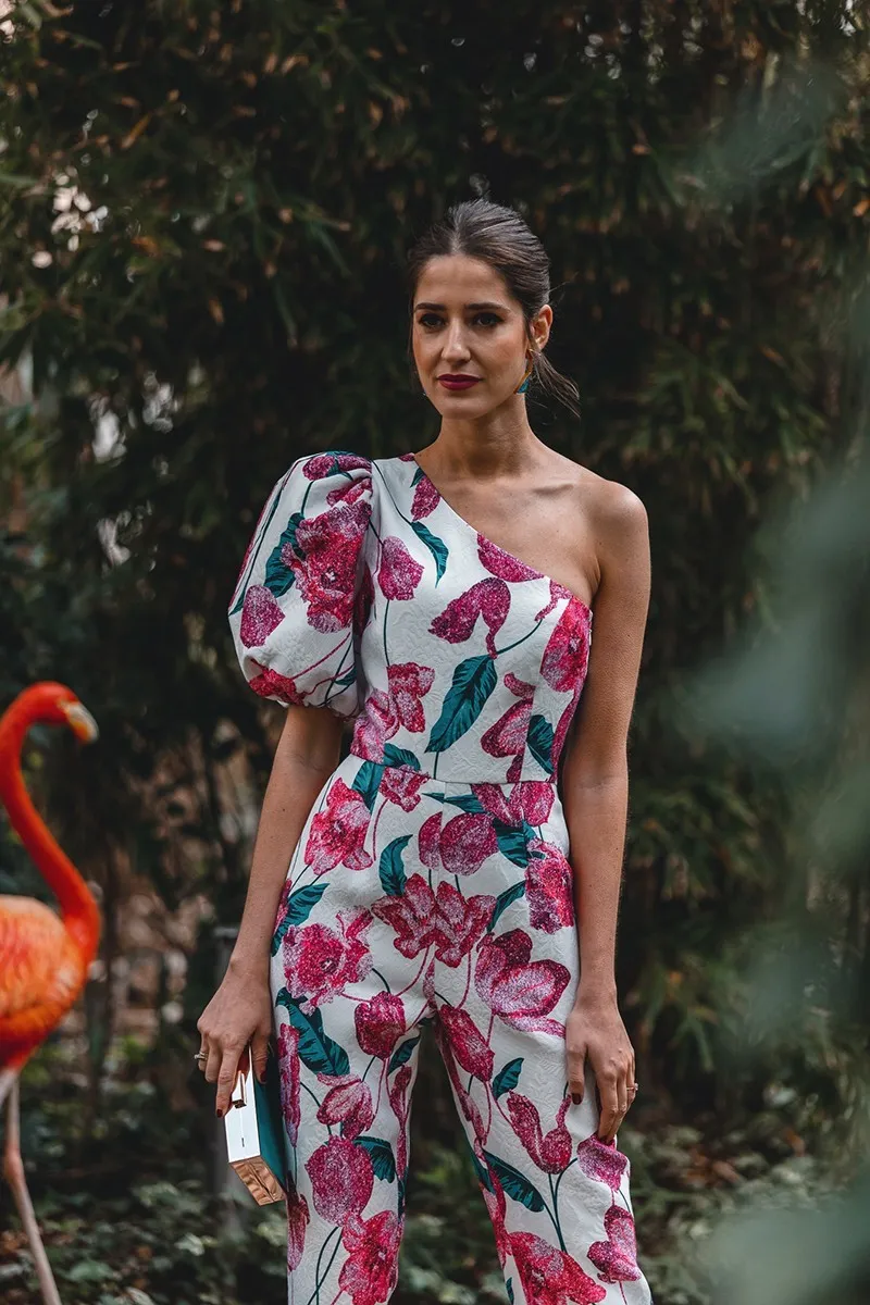 Mono de fiesta asimetrico estampado de flores para boda