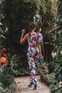 Mono de fiesta asimetrico estampado de flores para boda