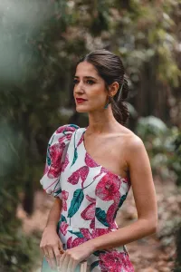 Mono de fiesta asimetrico estampado de flores para boda