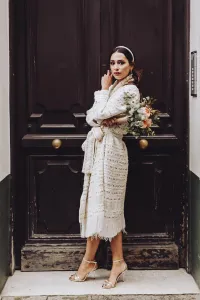 abrigo de chanel en blanco roto y dorado con flecos para novia