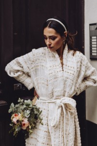abrigo de chanel en blanco roto y dorado con flecos para novia