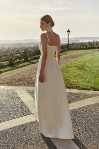 vestido largo de fiesta lencero de crepe blanco con escote en la