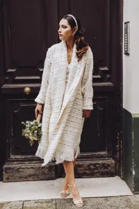abrigo de chanel en blanco roto y dorado con flecos para novia