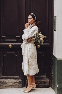 abrigo de chanel en blanco roto y dorado con flecos para novia