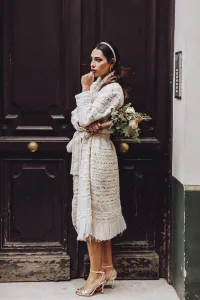 abrigo de chanel en blanco roto y dorado con flecos para novia