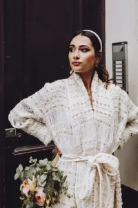 abrigo de chanel en blanco roto y dorado con flecos para novia