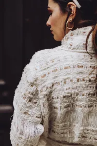 abrigo de chanel en blanco roto y dorado con flecos para novia
