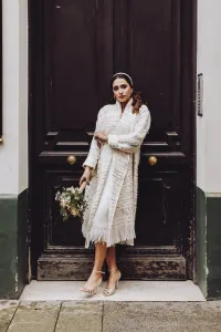 abrigo de chanel en blanco roto y dorado con flecos para novia