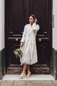 abrigo de chanel en blanco roto y dorado con flecos para novia