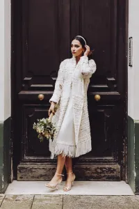 abrigo de chanel en blanco roto y dorado con flecos para novia