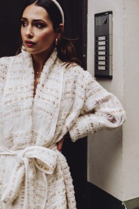 abrigo de chanel en blanco roto y dorado con flecos para novia