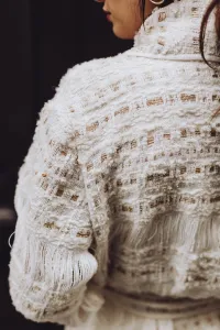 abrigo de chanel en blanco roto y dorado con flecos para novia