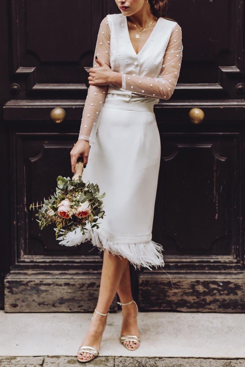 Conjunto de novia con falda midi con plumas y blusa de plumetti