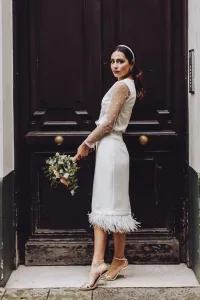 Conjunto de novia con falda midi con plumas y blusa de plumetti