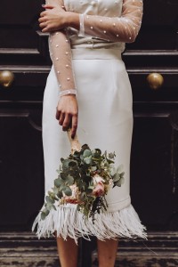 Conjunto de novia con falda midi con plumas y blusa de plumetti