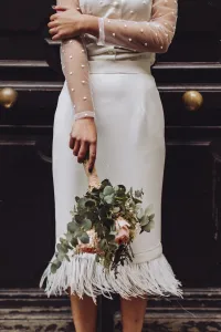 Conjunto de novia con falda midi con plumas y blusa de plumetti