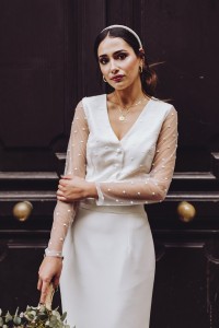 Conjunto de novia con falda midi con plumas y blusa de plumetti
