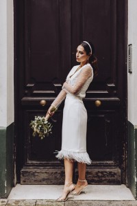Conjunto de novia con falda midi con plumas y blusa de plumetti