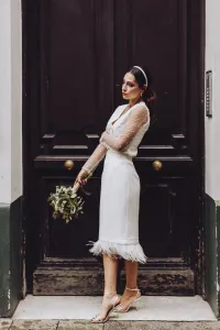 Conjunto de novia con falda midi con plumas y blusa de plumetti
