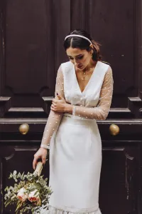 Conjunto de novia con falda midi con plumas y blusa de plumetti