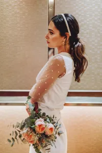 Conjunto de novia con falda midi con plumas y blusa de plumetti
