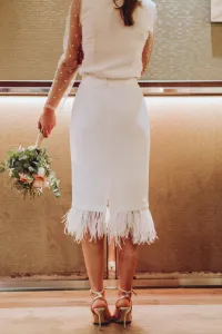 Conjunto de novia con falda midi con plumas y blusa de plumetti
