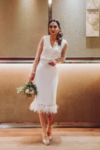 Conjunto de novia con falda midi con plumas y blusa de plumetti