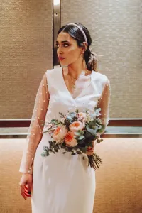 Conjunto de novia con falda midi con plumas y blusa de plumetti