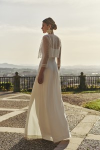 vestido largo de fiesta lencero de crepe blanco con escote en la