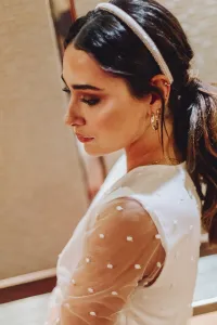 Conjunto de novia con falda midi con plumas y blusa de plumetti