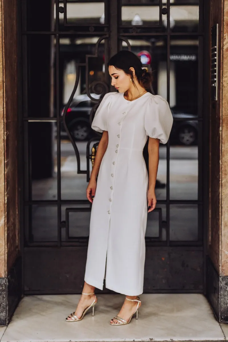 Vestido de pique blanco con boton joya y manga abullonada