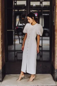 Vestido de pique blanco con boton joya y manga abullonada