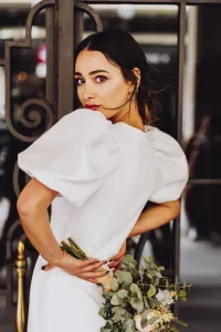 Vestido de pique blanco con boton joya y manga abullonada