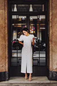 Vestido de pique blanco con boton joya y manga abullonada