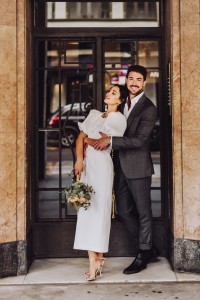 Vestido de pique blanco con boton joya y manga abullonada