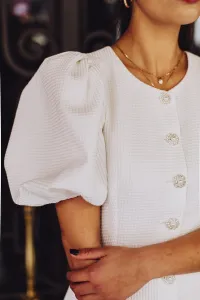 Vestido de pique blanco con boton joya y manga abullonada