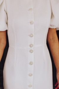 Vestido de pique blanco con boton joya y manga abullonada