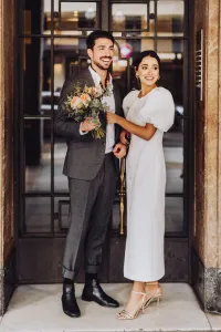 Vestido de pique blanco con boton joya y manga abullonada