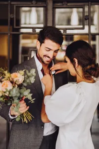 Vestido de pique blanco con boton joya y manga abullonada
