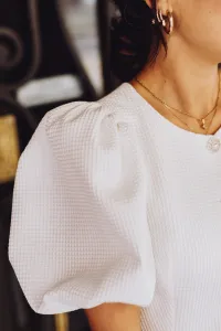 Vestido de pique blanco con boton joya y manga abullonada