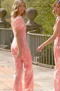 conjunto top y falda rosa claro con flores bordadas para invitadas