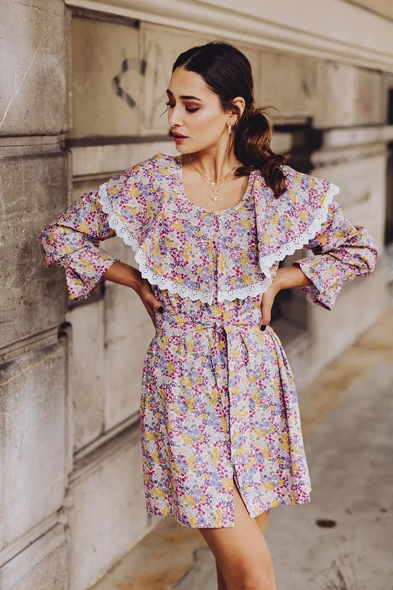 Vestido corto flores lila volante