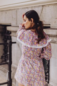 Vestido corto flores lila volante