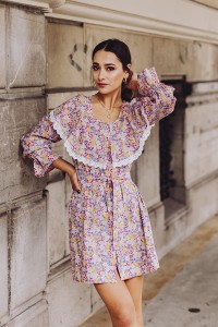 Vestido corto flores lila volante