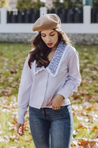 Blusa lila cuello pico con grandes cuellos