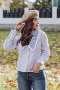 Blusa lila cuello pico con grandes cuellos