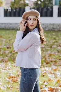 Blusa lila cuello pico con grandes cuellos